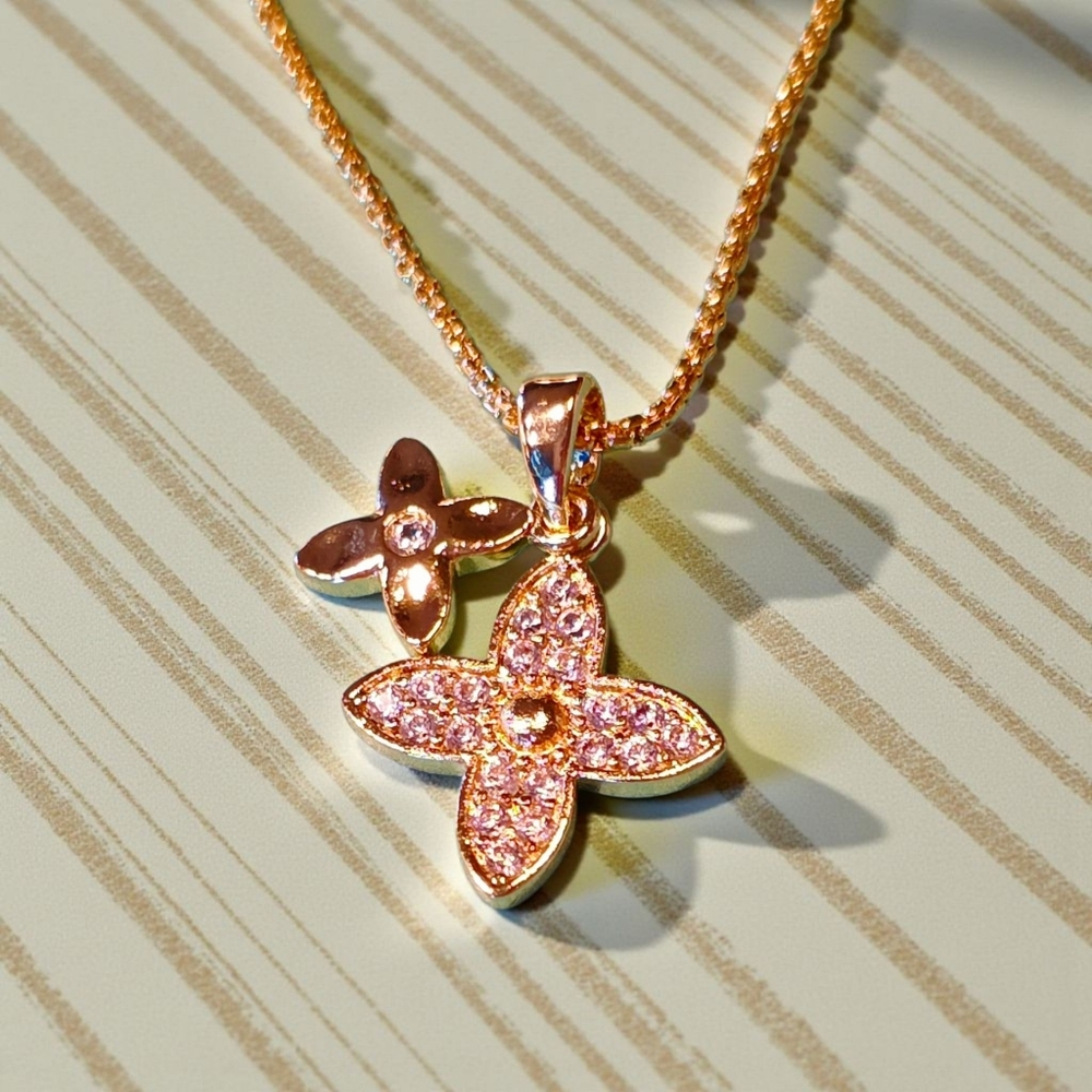 SALE!! Dainty Double Clover Necklace NWT - Picture 5 of 5